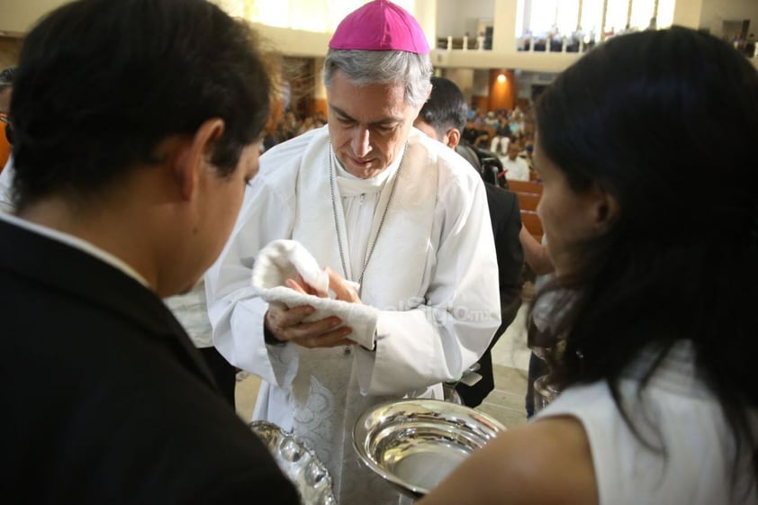 Encabeza obispo de Torreón ceremonia de Lavatorio de Pies