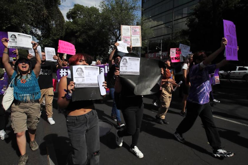 EUM20230414SOC10.JPG
CIUDAD DE MÉXICO. Protest/Protesta-Inof.- 14 de abril de 2023. Familiares y amigos de la rapera Ana Lizbeth Soto, mejor conocida como 'INOF' y quien se encuentra desaparecida desde el pasado 8 abril, realizaron una manifestación esta tarde afuera de la fiscalía de la Ciudad de México para exigir justicia. Foto: Agencia EL UNIVERSAL/Fernanda Rojas/EELG