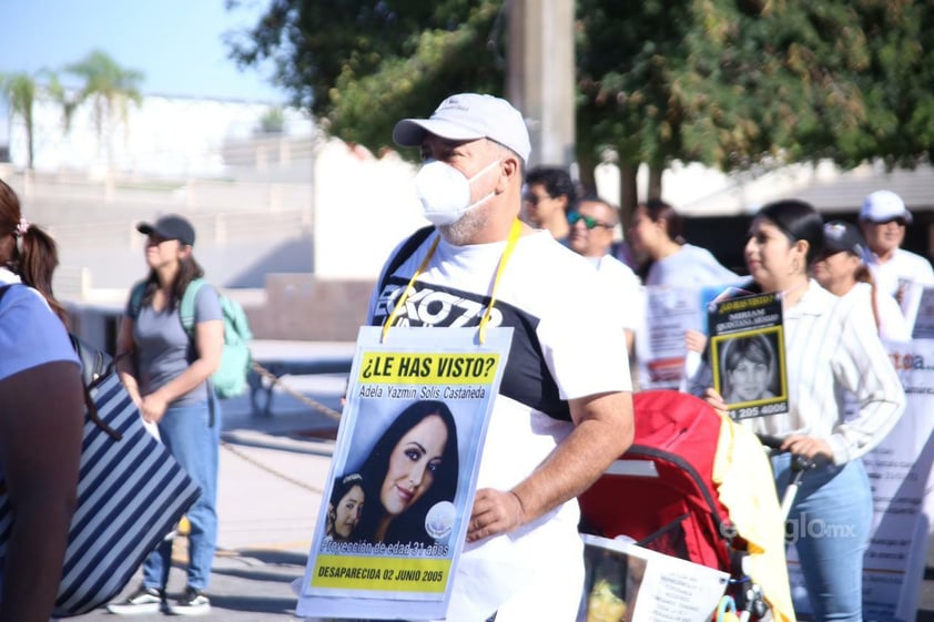 Madres, padres e hijos de desaparecidos marchan en Torreón en el décimo aniversario de Grupo Vida