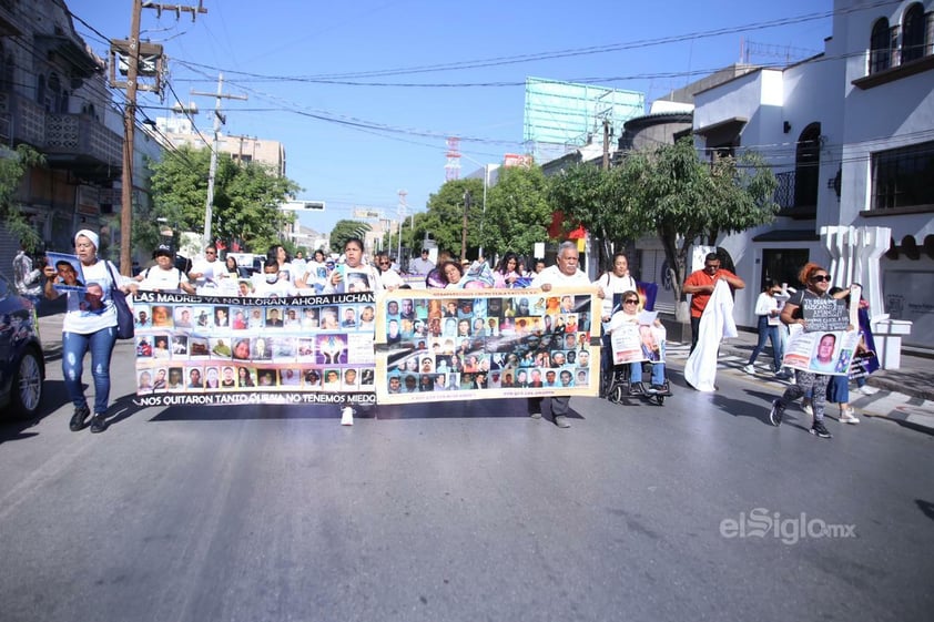 Madres, padres e hijos de desaparecidos marchan en Torreón en el décimo aniversario de Grupo Vida