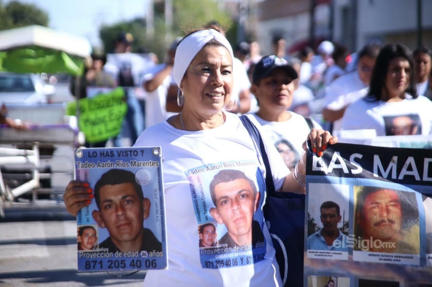 Madres, padres e hijos de desaparecidos marchan en Torreón en el décimo aniversario de Grupo Vida