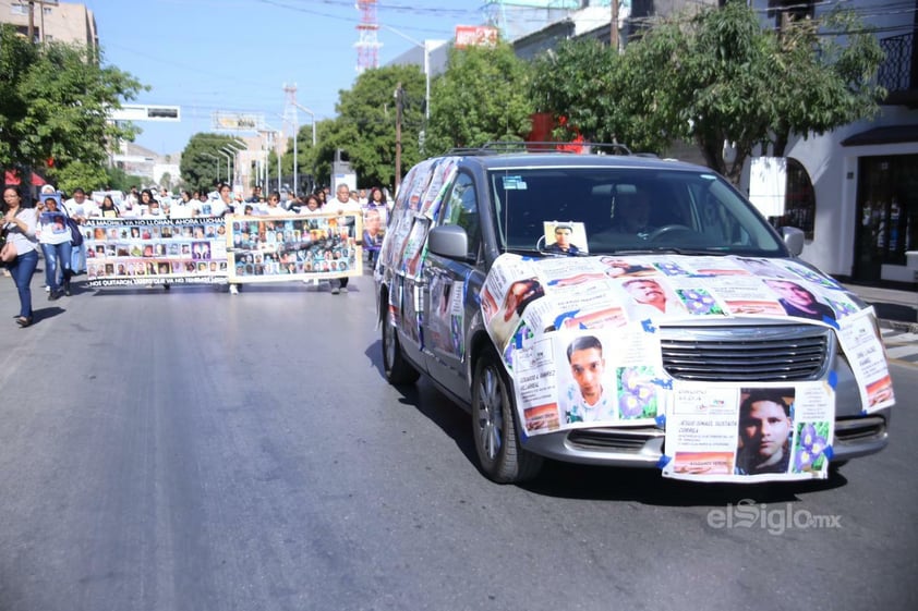 Madres, padres e hijos de desaparecidos marchan en Torreón en el décimo aniversario de Grupo Vida