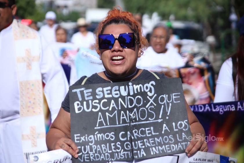 Madres, padres e hijos de desaparecidos marchan en Torreón en el décimo aniversario de Grupo Vida