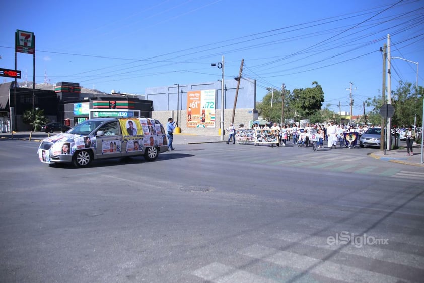 Madres, padres e hijos de desaparecidos marchan en Torreón en el décimo aniversario de Grupo Vida