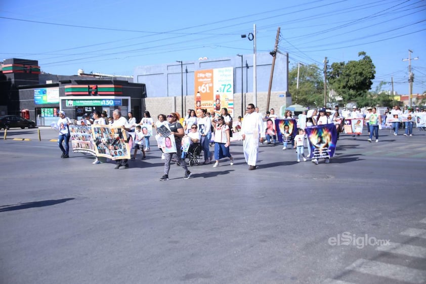 Madres, padres e hijos de desaparecidos marchan en Torreón en el décimo aniversario de Grupo Vida