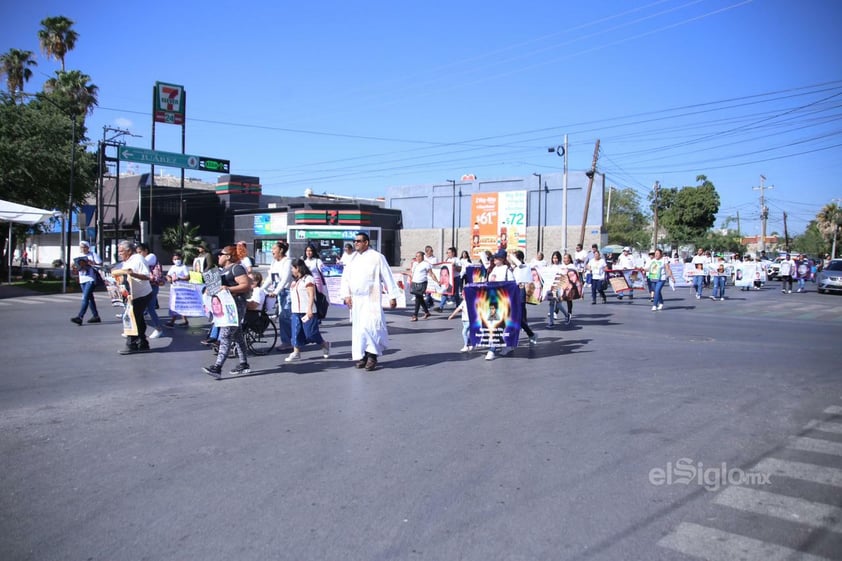 Madres, padres e hijos de desaparecidos marchan en Torreón en el décimo aniversario de Grupo Vida