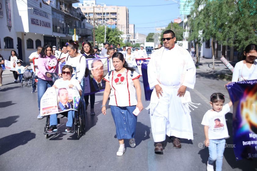 Madres, padres e hijos de desaparecidos marchan en Torreón en el décimo aniversario de Grupo Vida