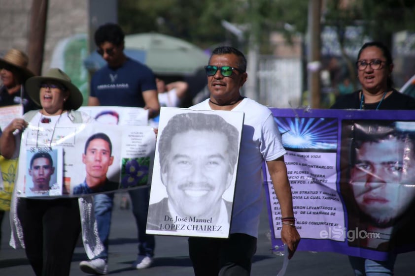 Madres, padres e hijos de desaparecidos marchan en Torreón en el décimo aniversario de Grupo Vida