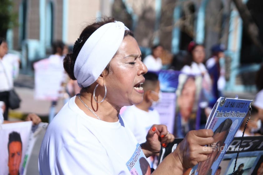 Madres, padres e hijos de desaparecidos marchan en Torreón en el décimo aniversario de Grupo Vida