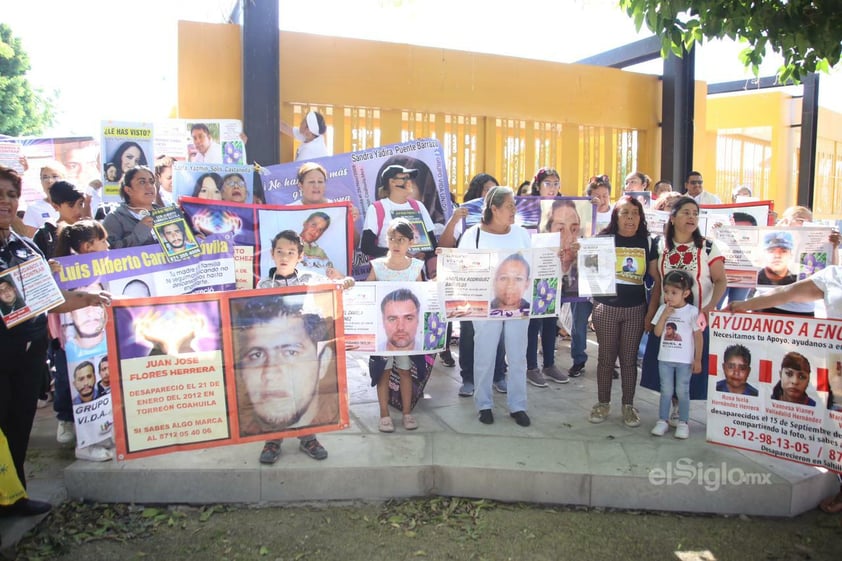 Madres, padres e hijos de desaparecidos marchan en Torreón en el décimo aniversario de Grupo Vida