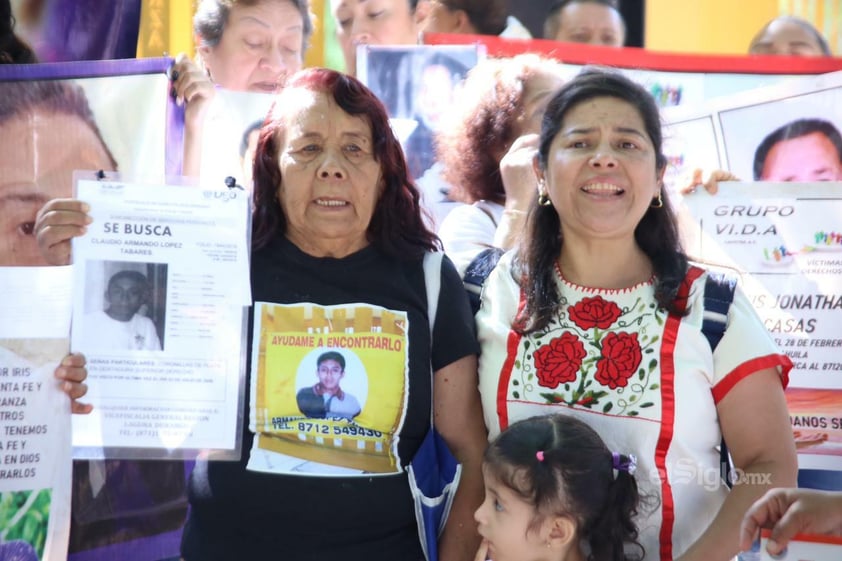 Madres, padres e hijos de desaparecidos marchan en Torreón en el décimo aniversario de Grupo Vida