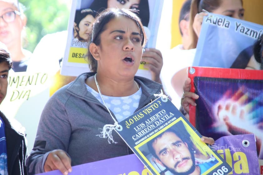 Madres, padres e hijos de desaparecidos marchan en Torreón en el décimo aniversario de Grupo Vida