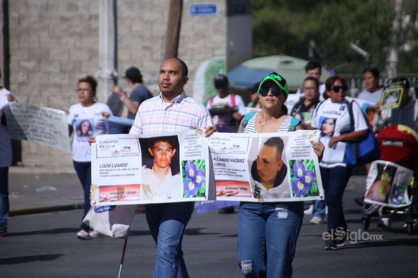 Madres, padres e hijos de desaparecidos marchan en Torreón en el décimo aniversario de Grupo Vida