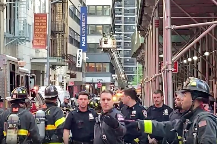 Colapsa estacionamiento de 4 pisos en Nueva York; muere una persona