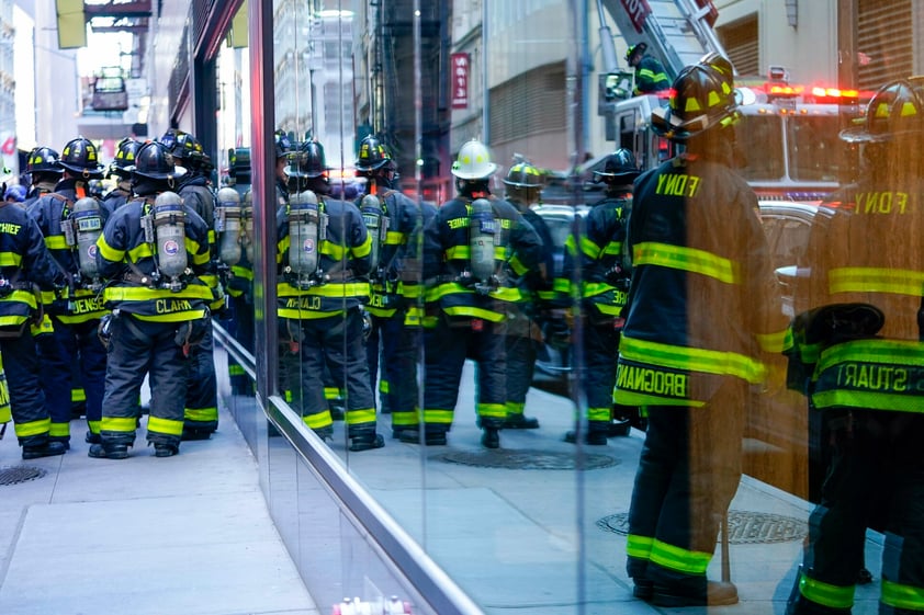 Colapsa estacionamiento de 4 pisos en Nueva York; muere una persona