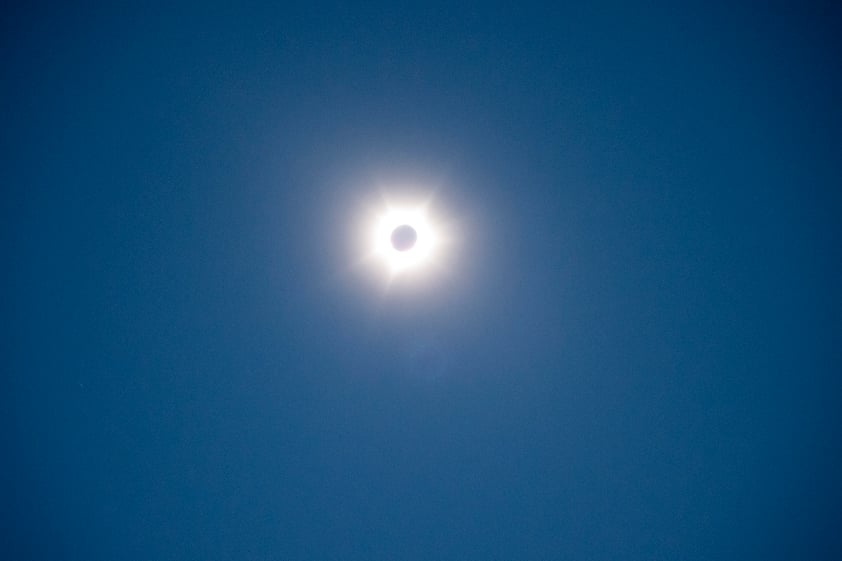 Las fotografías muestran la belleza del eclipse.