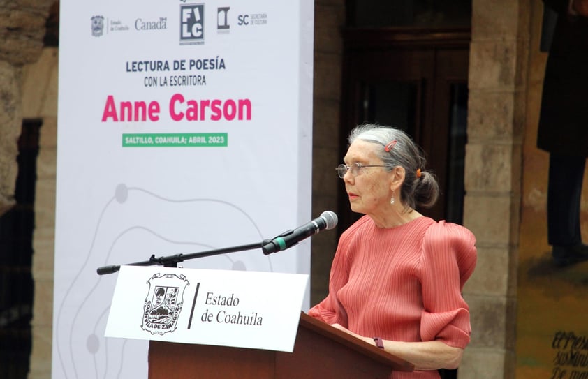 Coahuila recibe a la poeta canadiense Anne Carson