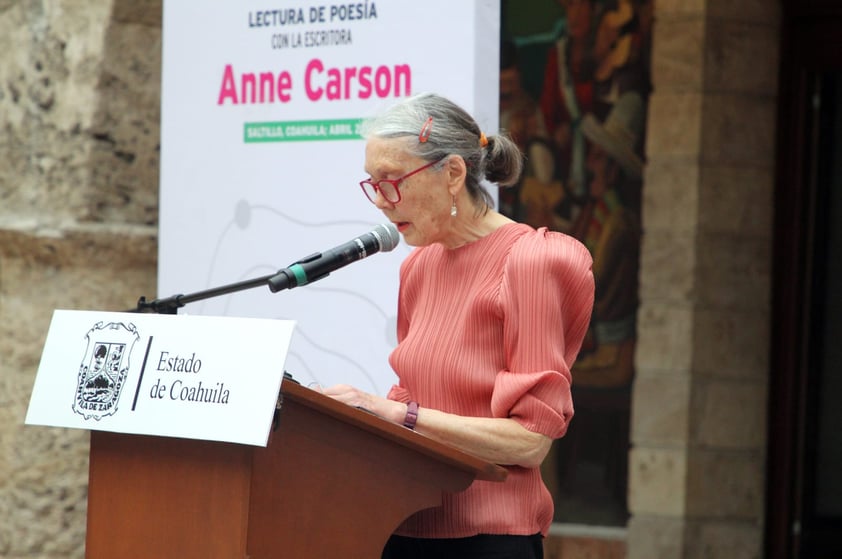 Coahuila recibe a la poeta canadiense Anne Carson