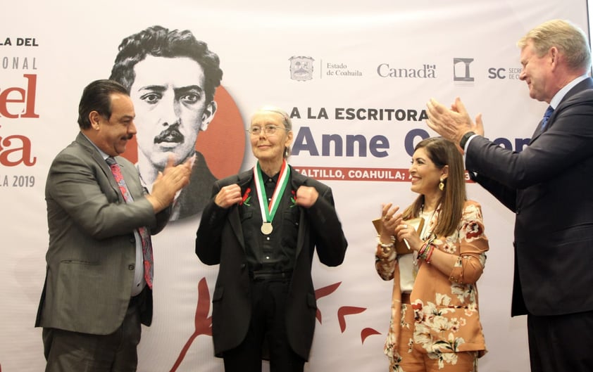 Coahuila recibe a la poeta canadiense Anne Carson