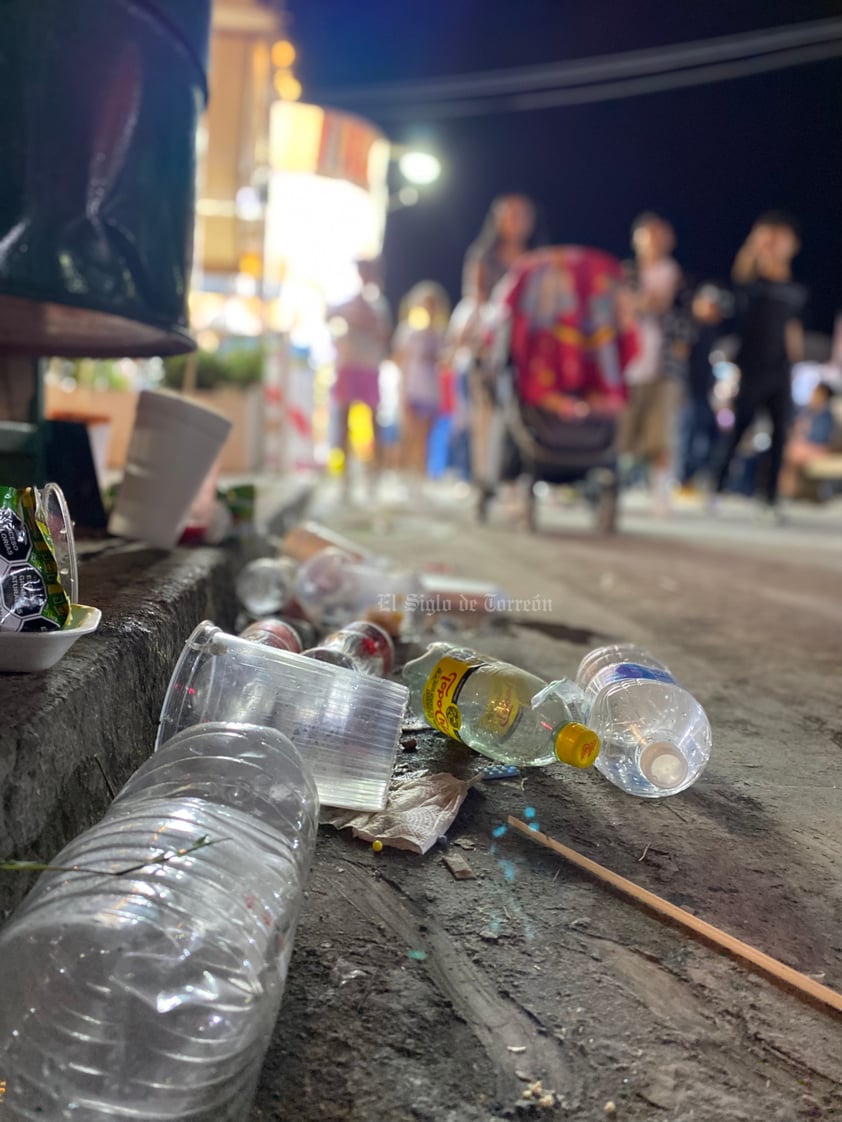 Se observó basura en las banquetas, justo abajo de los contenedores.