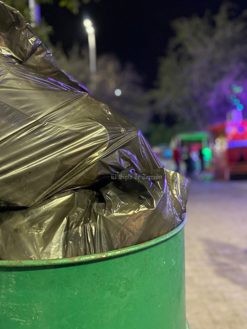 Botes de basura llenos, en la Alameda de Torreón.