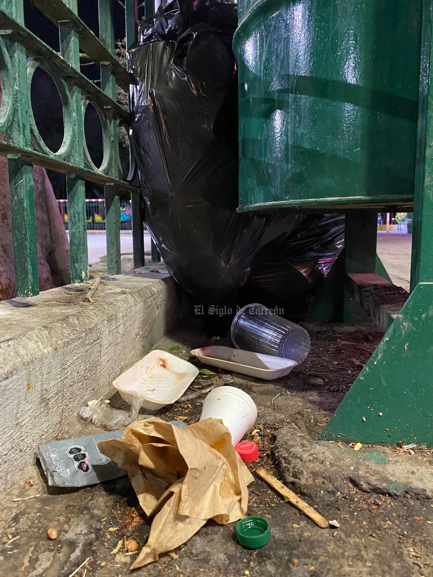 Laguneros dejaron basura fuera de los recipientes para ello destinados.