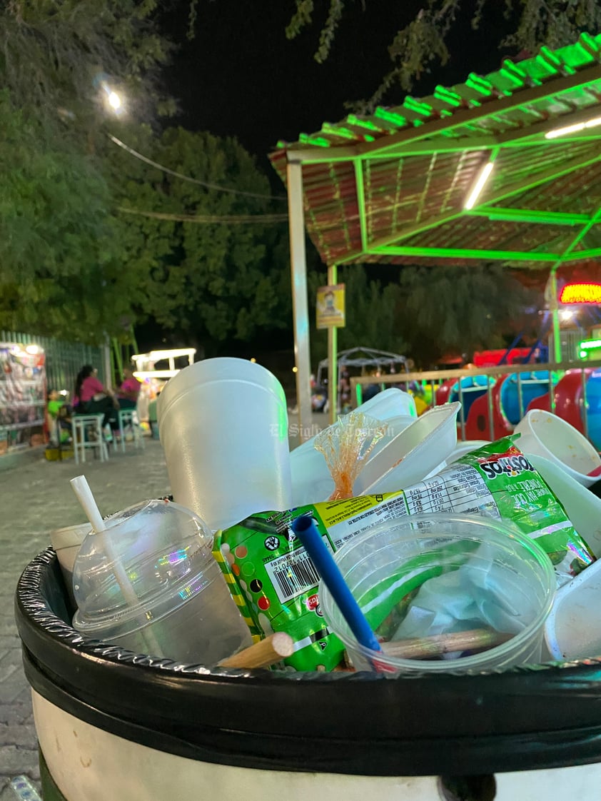 Los botes para basura se vieron rebasados.