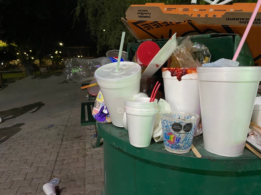 Basura incluso sobre los botes.