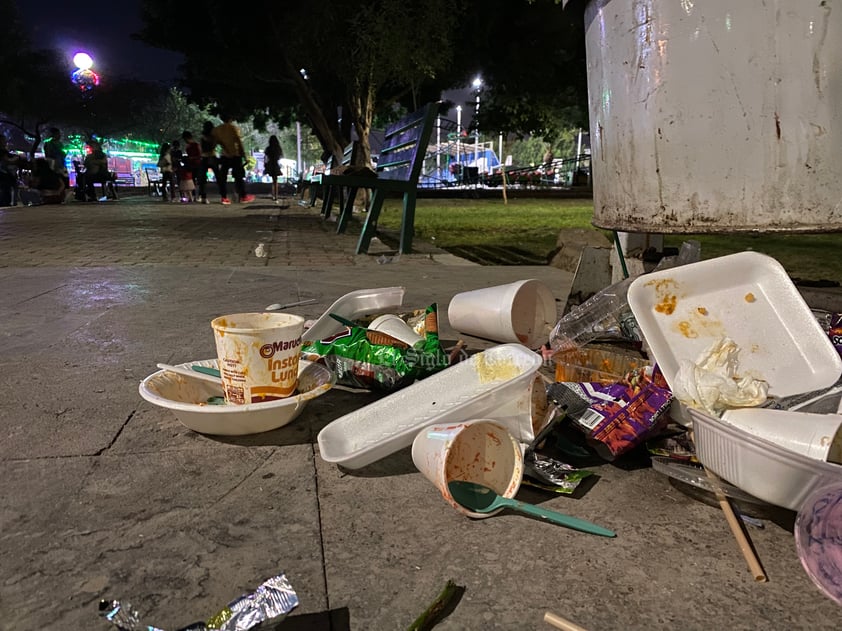 Laguneros dejaron su basura en el suelo.