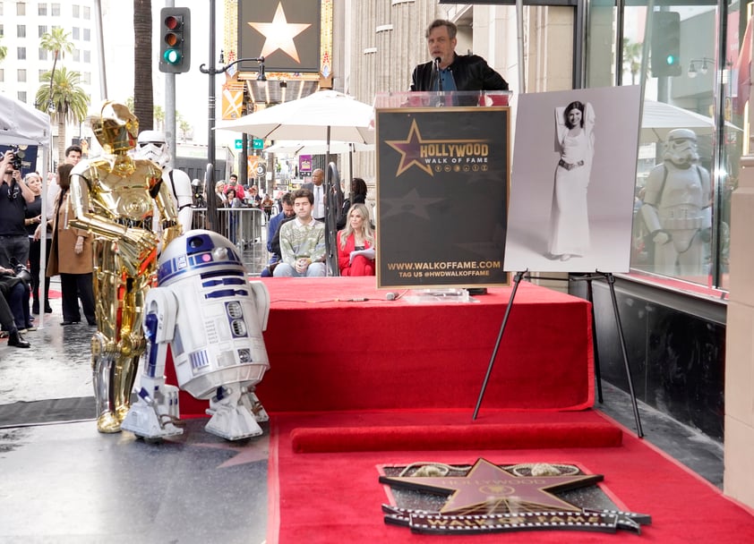 Carrie Fisher recibe su estrella póstuma en Paseo de la Fama acompañada de su hija, C-3PO y R2-D2