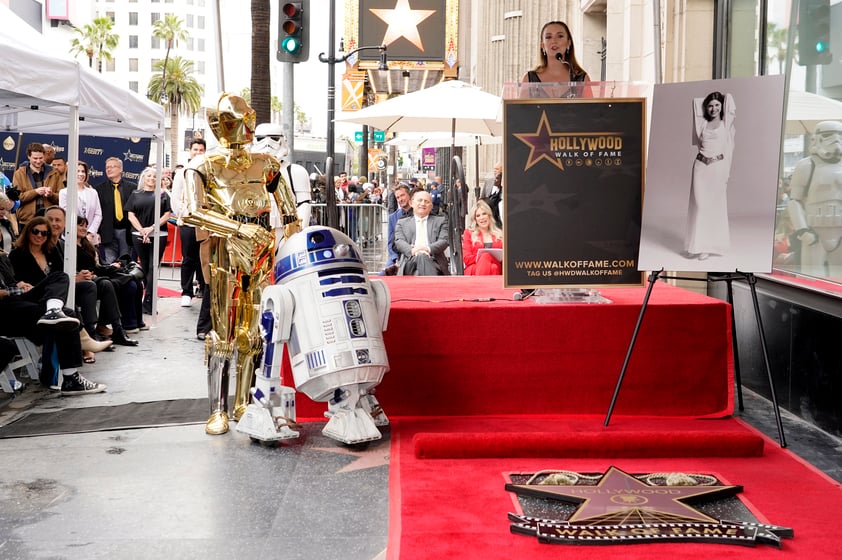 Carrie Fisher recibe su estrella póstuma en Paseo de la Fama acompañada de su hija, C-3PO y R2-D2