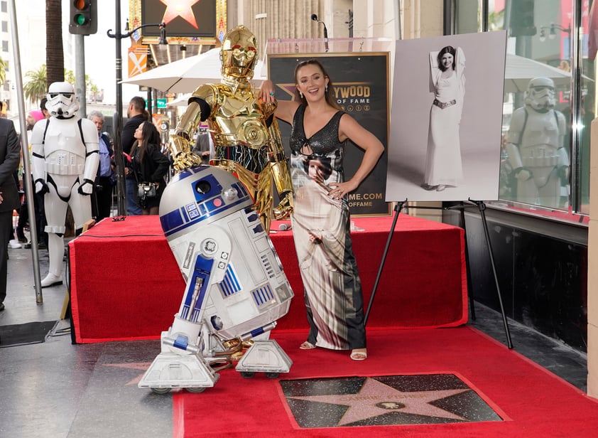 Carrie Fisher recibe su estrella póstuma en Paseo de la Fama acompañada de su hija, C-3PO y R2-D2