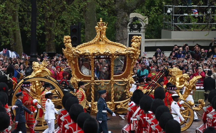 Formalmente, el Reino Unido tiene nuevos reyes: Carlos III y Camila. Los nuevos monarcas han recibido ya los símbolos de su poder tras haber ascendido al trono con la muerte de Isabel II. La coronación se realizó en una solemne ceremonia celebrada este sábado en la Abadía de Westminster, en el corazón de la capital británica, y no estuvo exenta de protestas contra la monarquía.