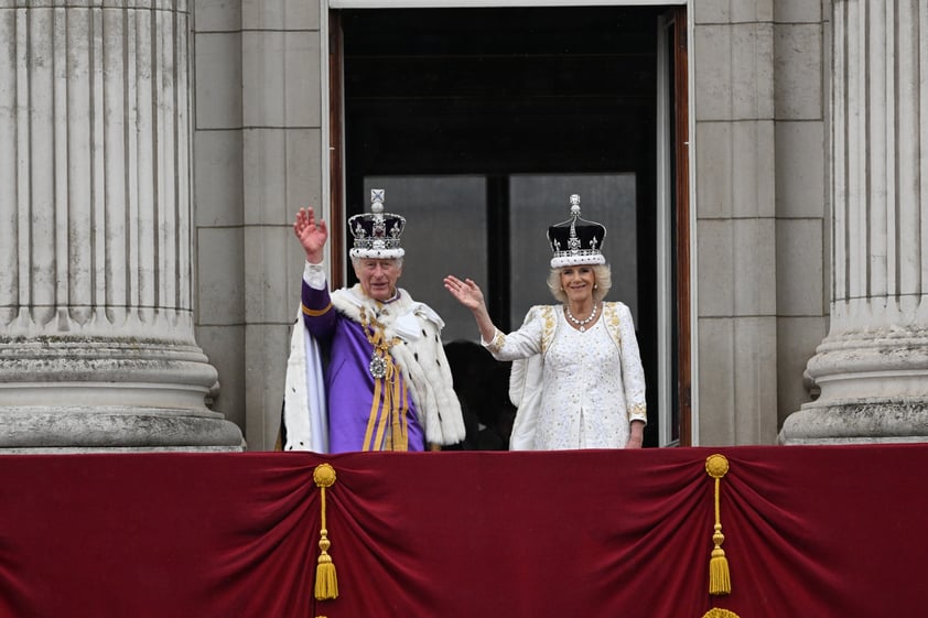 Formalmente, el Reino Unido tiene nuevos reyes: Carlos III y Camila. Los nuevos monarcas han recibido ya los símbolos de su poder tras haber ascendido al trono con la muerte de Isabel II. La coronación se realizó en una solemne ceremonia celebrada este sábado en la Abadía de Westminster, en el corazón de la capital británica, y no estuvo exenta de protestas contra la monarquía.