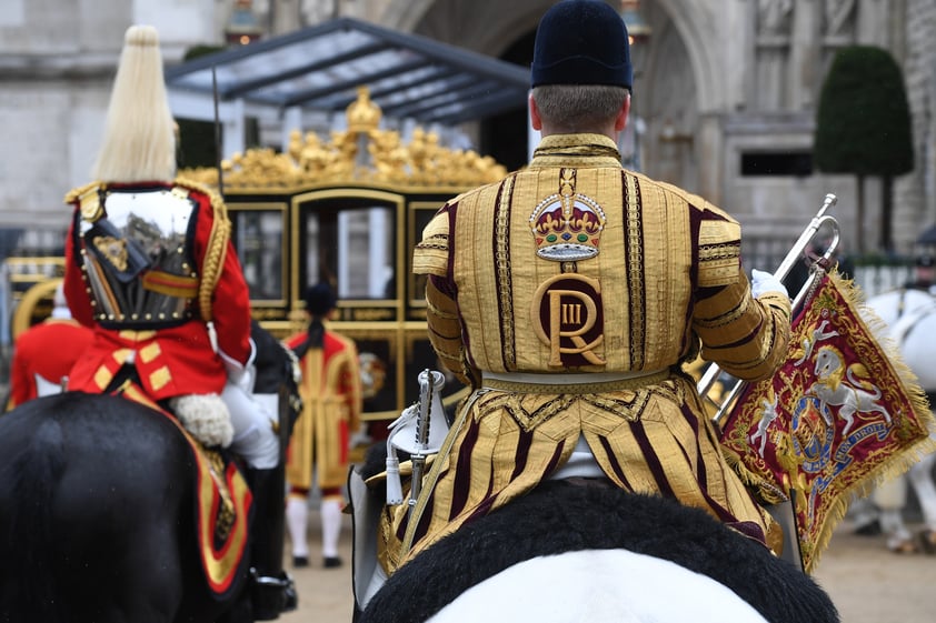 Formalmente, el Reino Unido tiene nuevos reyes: Carlos III y Camila. Los nuevos monarcas han recibido ya los símbolos de su poder tras haber ascendido al trono con la muerte de Isabel II. La coronación se realizó en una solemne ceremonia celebrada este sábado en la Abadía de Westminster, en el corazón de la capital británica, y no estuvo exenta de protestas contra la monarquía.