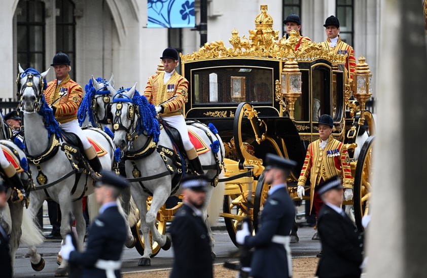 Formalmente, el Reino Unido tiene nuevos reyes: Carlos III y Camila. Los nuevos monarcas han recibido ya los símbolos de su poder tras haber ascendido al trono con la muerte de Isabel II. La coronación se realizó en una solemne ceremonia celebrada este sábado en la Abadía de Westminster, en el corazón de la capital británica, y no estuvo exenta de protestas contra la monarquía.