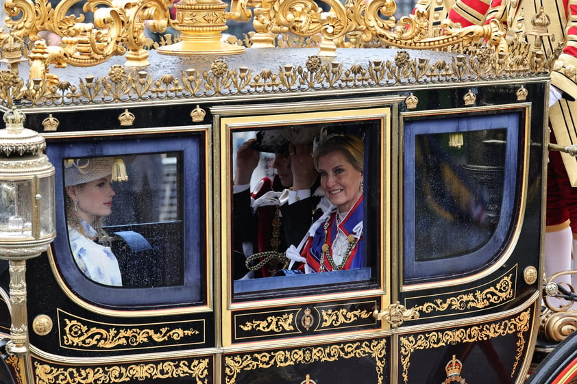 Formalmente, el Reino Unido tiene nuevos reyes: Carlos III y Camila. Los nuevos monarcas han recibido ya los símbolos de su poder tras haber ascendido al trono con la muerte de Isabel II. La coronación se realizó en una solemne ceremonia celebrada este sábado en la Abadía de Westminster, en el corazón de la capital británica, y no estuvo exenta de protestas contra la monarquía.