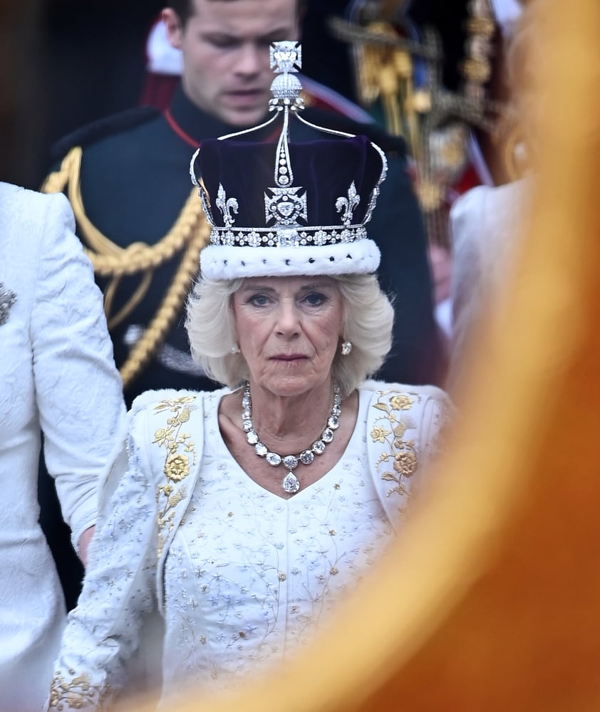 Formalmente, el Reino Unido tiene nuevos reyes: Carlos III y Camila. Los nuevos monarcas han recibido ya los símbolos de su poder tras haber ascendido al trono con la muerte de Isabel II. La coronación se realizó en una solemne ceremonia celebrada este sábado en la Abadía de Westminster, en el corazón de la capital británica, y no estuvo exenta de protestas contra la monarquía.