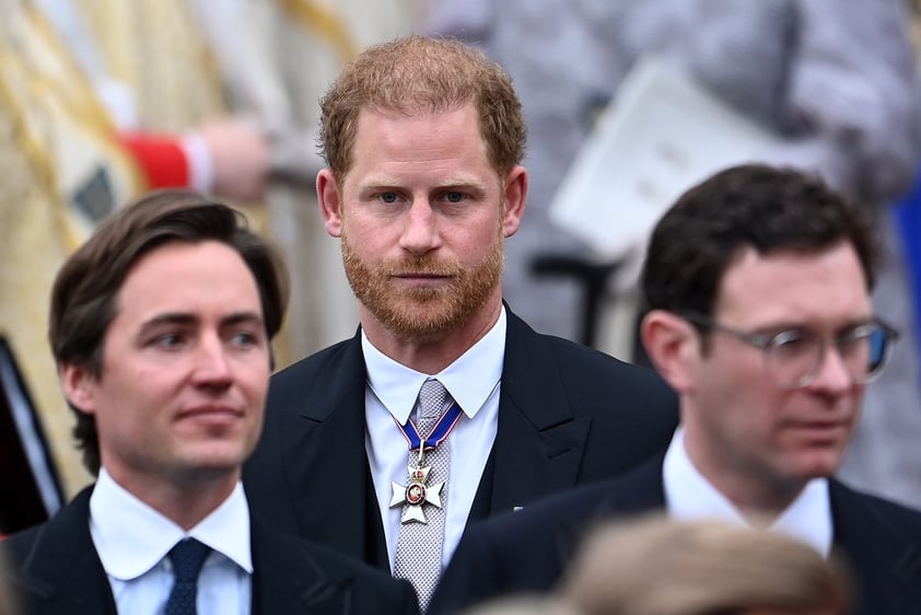 Formalmente, el Reino Unido tiene nuevos reyes: Carlos III y Camila. Los nuevos monarcas han recibido ya los símbolos de su poder tras haber ascendido al trono con la muerte de Isabel II. La coronación se realizó en una solemne ceremonia celebrada este sábado en la Abadía de Westminster, en el corazón de la capital británica, y no estuvo exenta de protestas contra la monarquía.