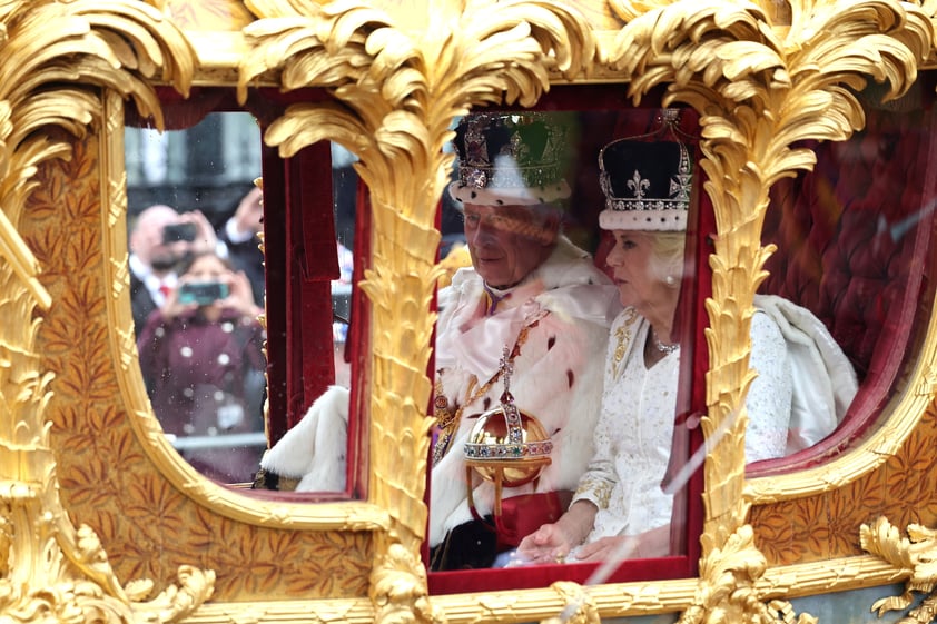 Formalmente, el Reino Unido tiene nuevos reyes: Carlos III y Camila. Los nuevos monarcas han recibido ya los símbolos de su poder tras haber ascendido al trono con la muerte de Isabel II. La coronación se realizó en una solemne ceremonia celebrada este sábado en la Abadía de Westminster, en el corazón de la capital británica, y no estuvo exenta de protestas contra la monarquía.