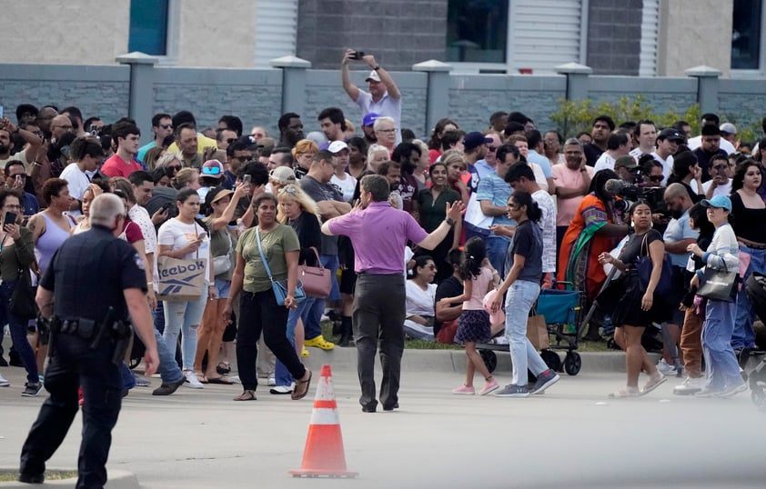 Tiroteo en centro comercial deja al menos 4 muertos en Allen, Texas