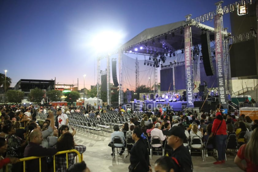 La noche de este miércoles, cientos de madres laguneras y sus familias disfrutarán del concierto de Pesado y Tropicalísimo Apache en la Plaza Mayor.