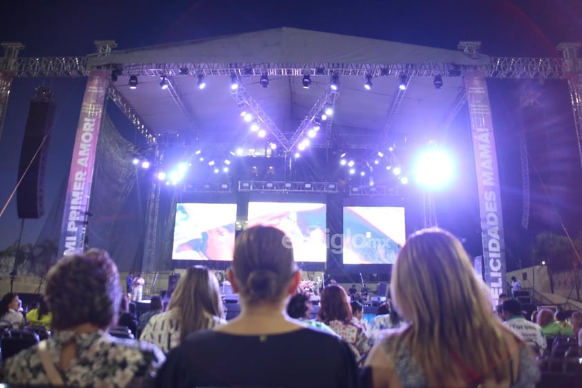 La noche de este miércoles, cientos de madres laguneras y sus familias disfrutarán del concierto de Pesado y Tropicalísimo Apache en la Plaza Mayor.