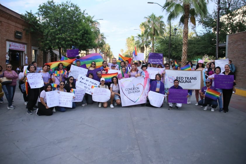 Por primera vez, marchan en silencio contra homofobia en Laguna de Durango