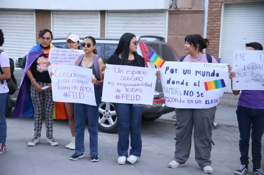 Por primera vez, marchan en silencio contra homofobia en Laguna de Durango