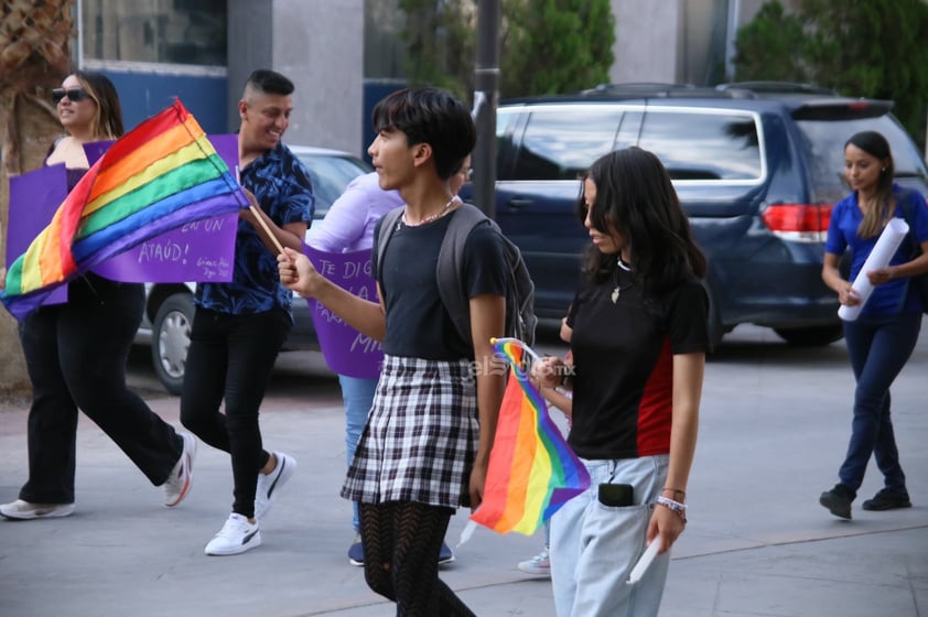 Por primera vez, marchan en silencio contra homofobia en Laguna de Durango