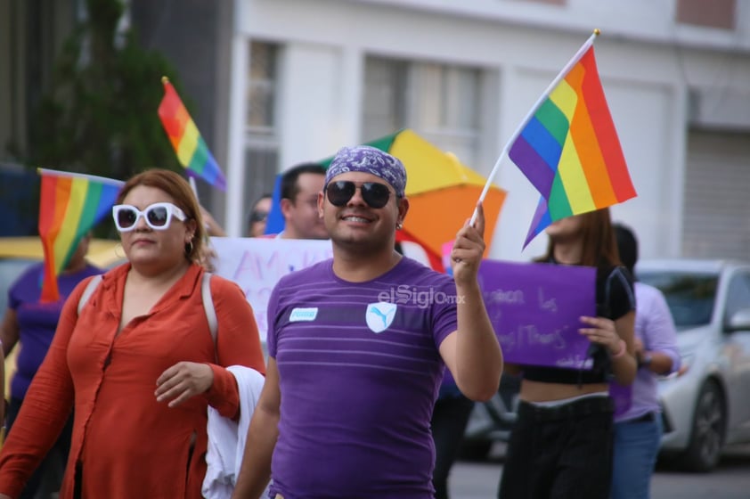 Por primera vez, marchan en silencio contra homofobia en Laguna de Durango