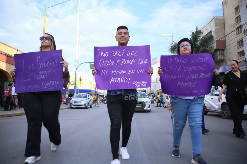 Por primera vez, marchan en silencio contra homofobia en Laguna de Durango