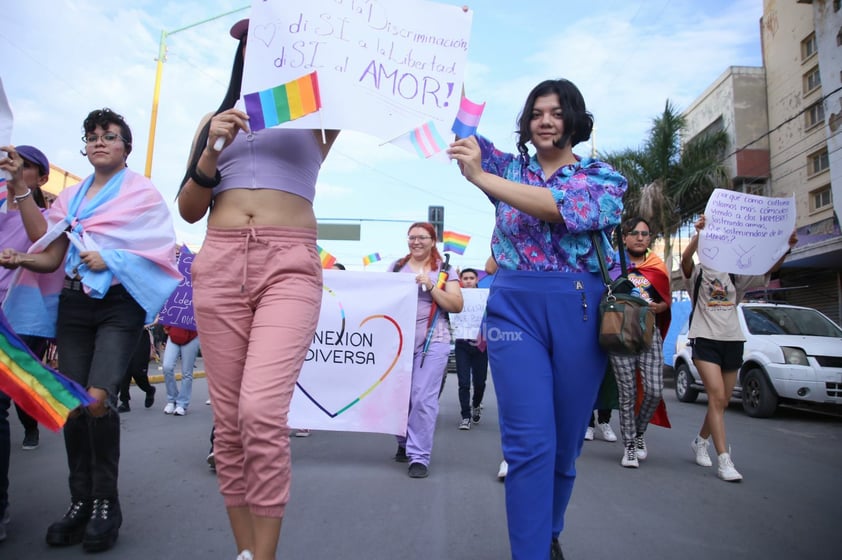 Por primera vez, marchan en silencio contra homofobia en Laguna de Durango