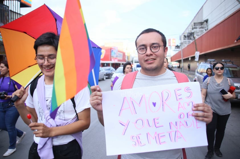 Por primera vez, marchan en silencio contra homofobia en Laguna de Durango